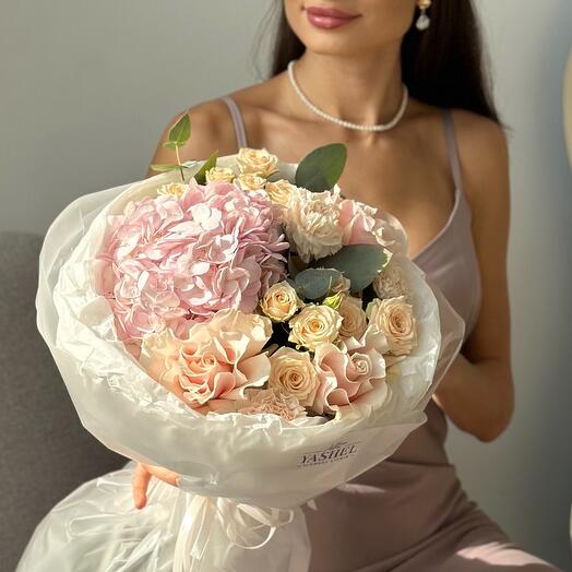 Bouquet in pink and peach color scheme