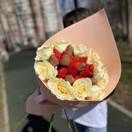 Букет из 9 белых роз и клубники в шоколаде и свежей клубники