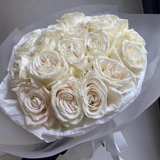 19 роз сорта Плайя Бланка «С любовью и нежностью»