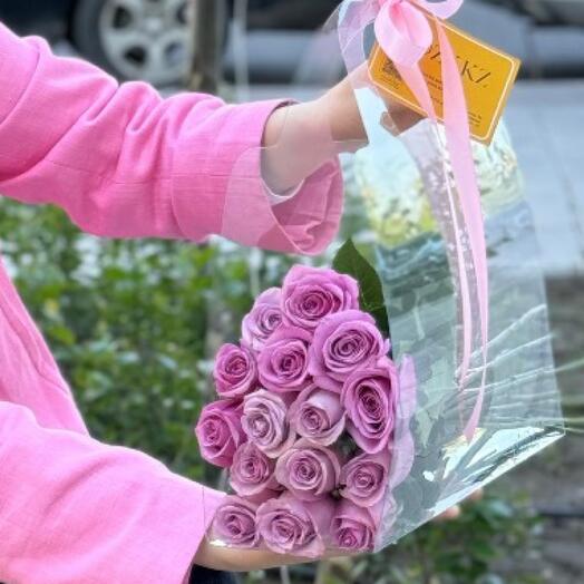 15 фиолетовых роз в прозрачной сумочке