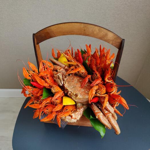 Букет с крабом и раками в ящичке