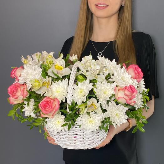 Корзина с нежными розами Джумилия и кружевной хризантемой