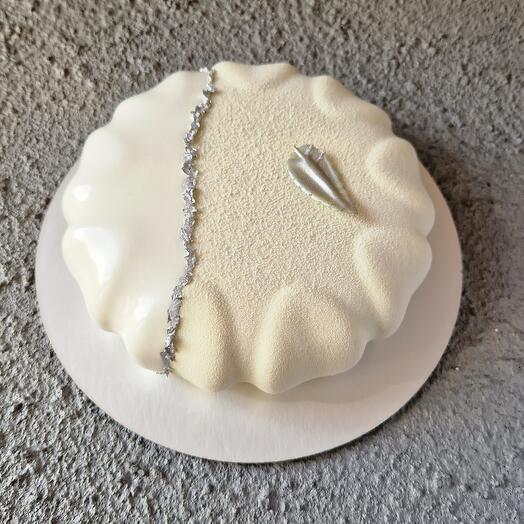 Муссовый торт манго-маракуйя белый