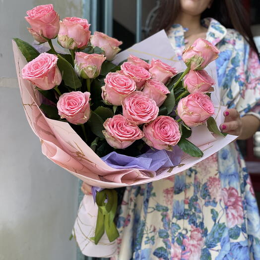 17 pink roses
