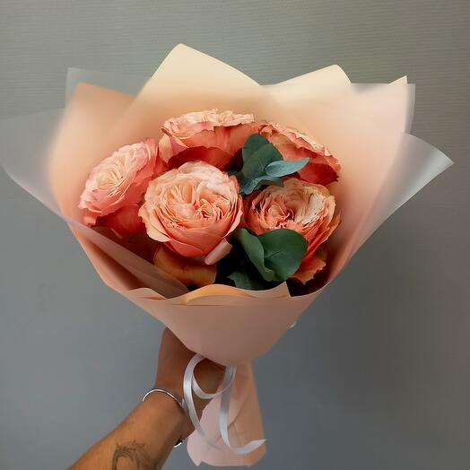 Bouquet of 5 peony-shaped roses with eucalyptus