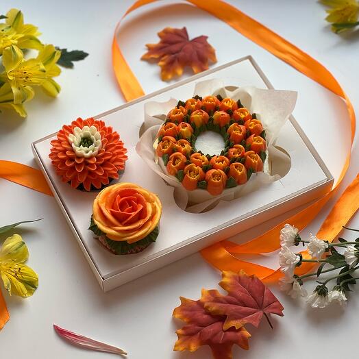 Бенто чизкейк с двумя капкейками в солнечной палитре