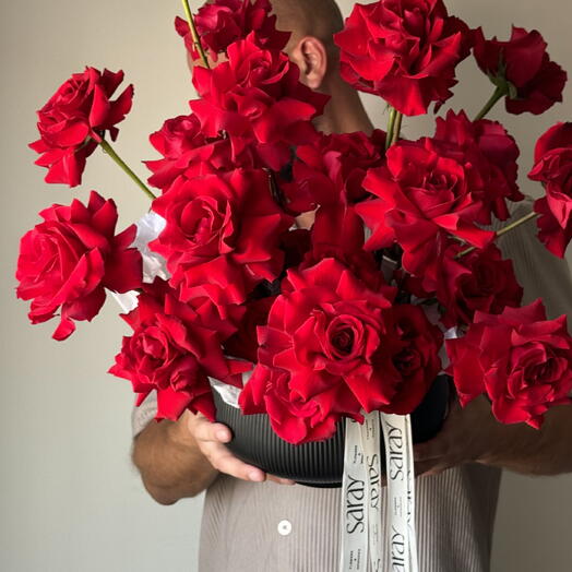 Flower pot with red roses