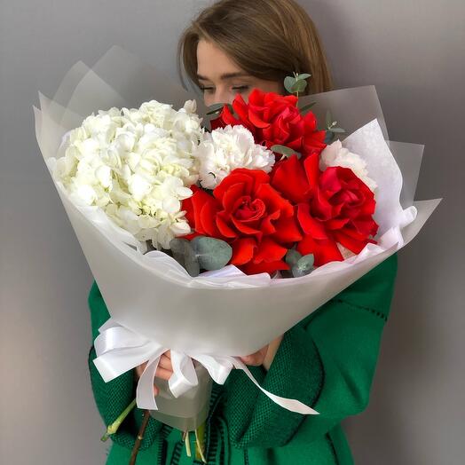 Ramo con rosas francesas, hortensias y Dianthus