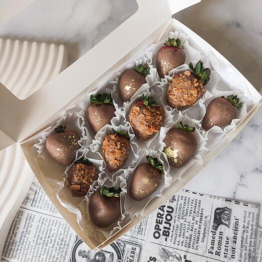 Клубника в молочном шоколаде 12 штук