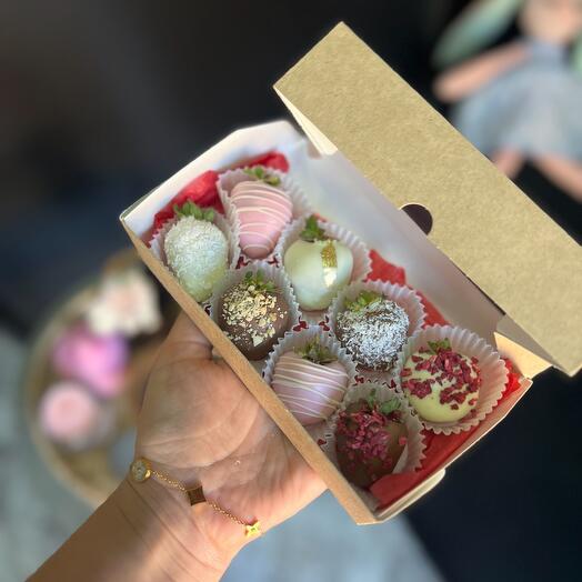 Mini Caja con fresas cubiertas de chocolate (6-8 bayas)