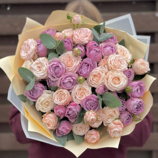 Bouquet of 21 peony-shaped roses with eucalyptus
