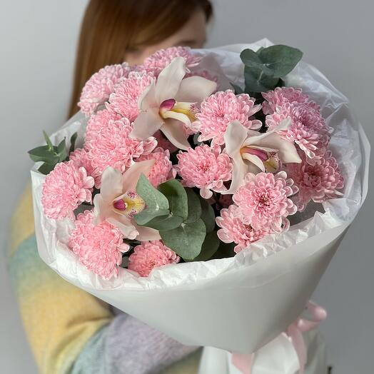 Букет орхидея и хризантемы