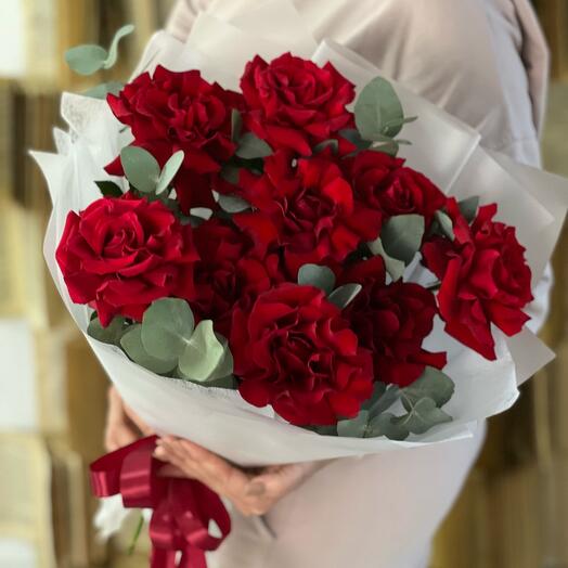 Rosas francesas rojas y eucalipto en una decoración elegante