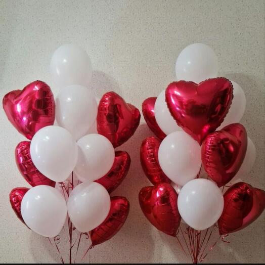 Два красно-белых фонтанов из шаров и сердец