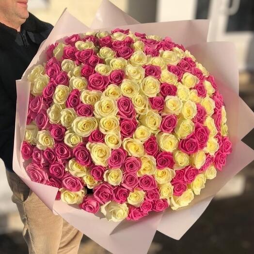 Букет из розовых и белых роз 151 шт