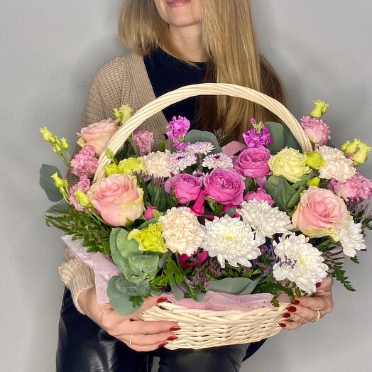 Конзина с розами, хризантемой