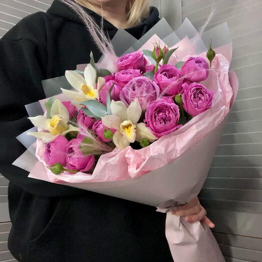 Пионовидные кустовые розы и орхидея