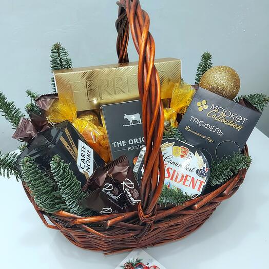 Праздничная корзина (кофе, шоколад, сыр, орехи, сухофрукты, конфеты)