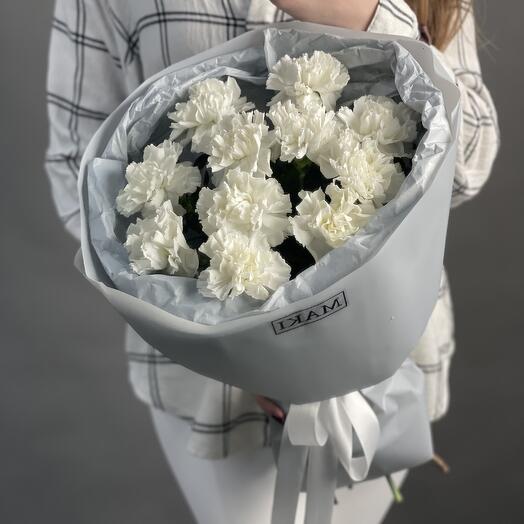 Bouquet of 11 white carnations in the decoration
