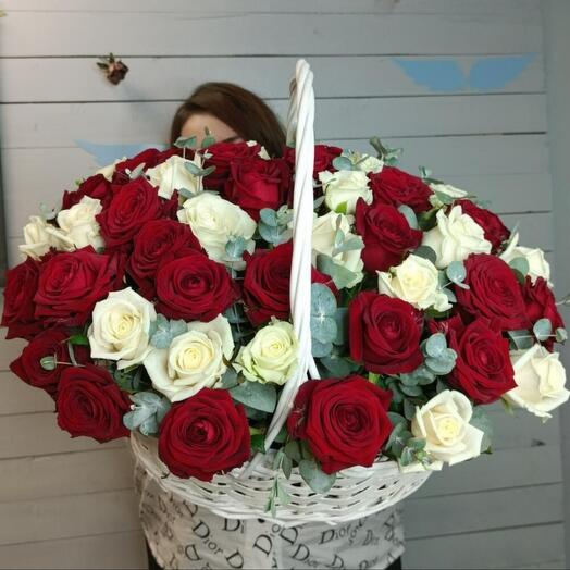 Корзина 51 красно-белая роза