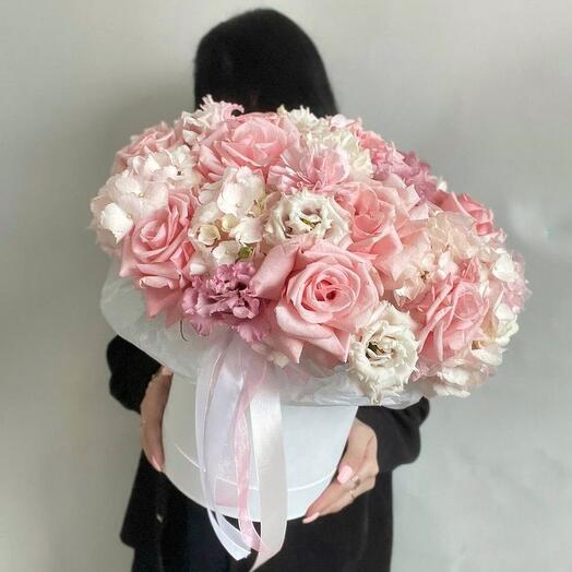 Нежная композиция в шляпной коробке