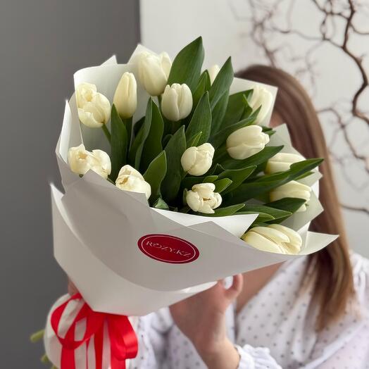 Букет 15 белых тюльпанов