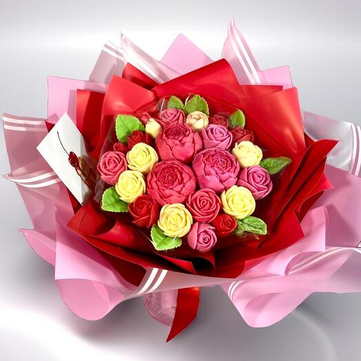 Сладкий букет из роз и пионов из шоколада