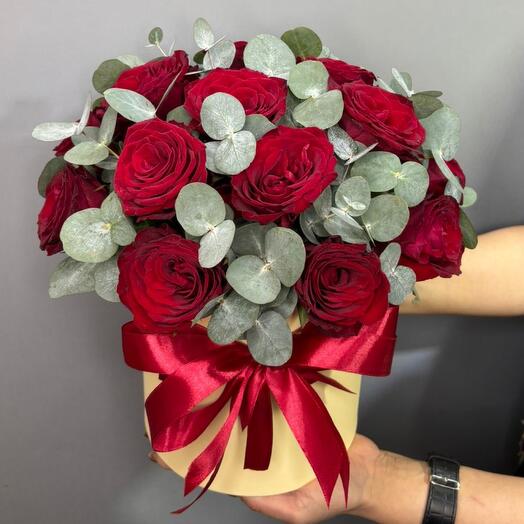 Красные розы с эвкалиптом в коробке🌹