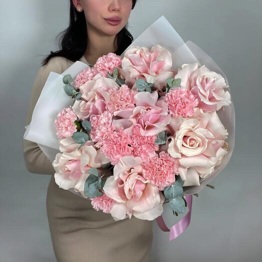 A bouquet of pink French roses and dianthuses 💞