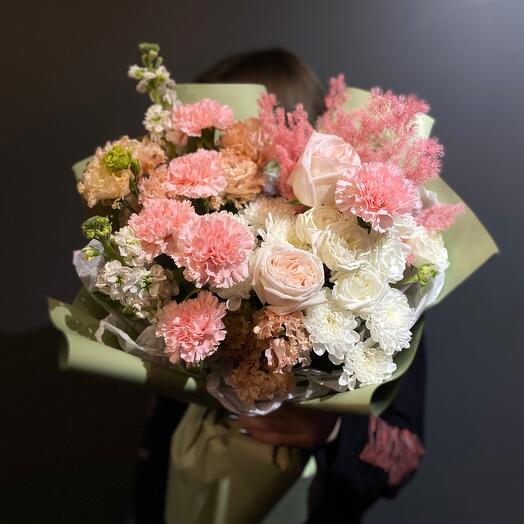 Букет «Первая встреча» (ароматная маттиола, лизиантус, диантус, пионовидная роза, кустовая хризантема)