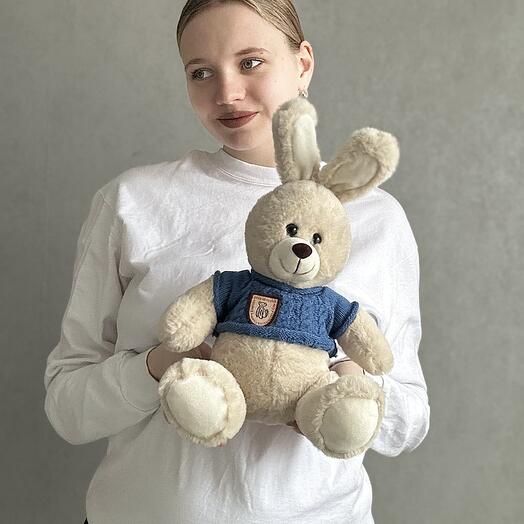 Мягкая игрушка зайчик в синей кофте