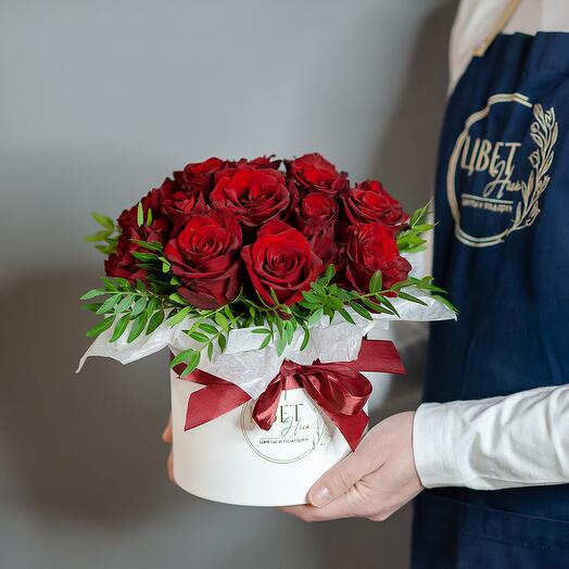 Caja de sombrero con rosas rojas