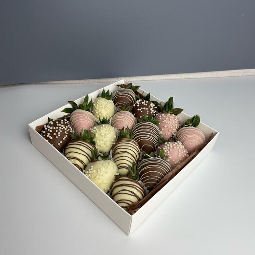 Клубника в шоколаде набор 16 ягод с посыпкой шарики