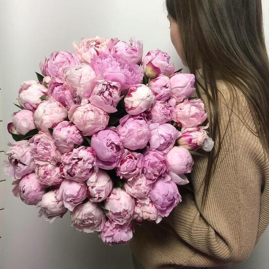 Букет из 35 розовых пионов