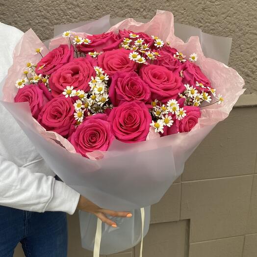 Buquê com 15 rosas e camomila