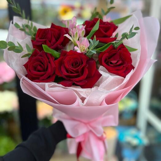 Rosas Burdeos con alstroemeria