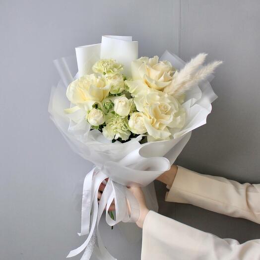 Авторский букет с белыми розами
