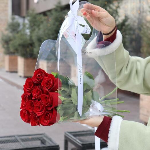 Букет из 11 роз в сумочке