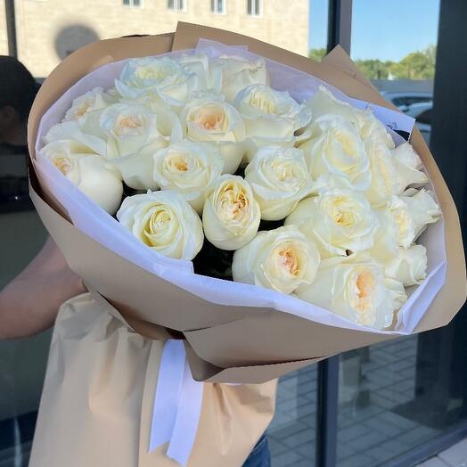 Букет из 25 белых роз в оформлении