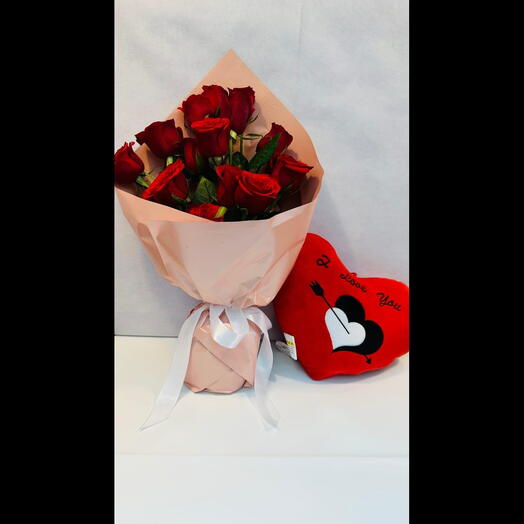 Romantic Red Rose Bouquet with Heart-Shaped "I Love You" Pillow