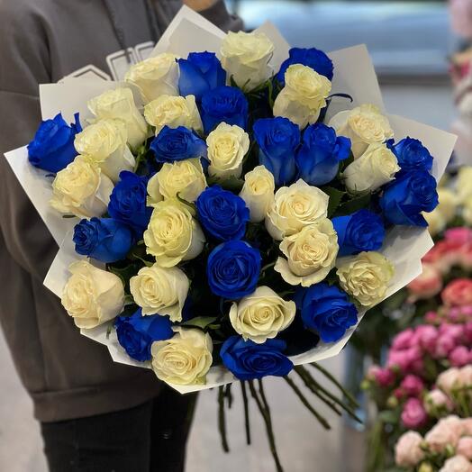 White and blue roses mix