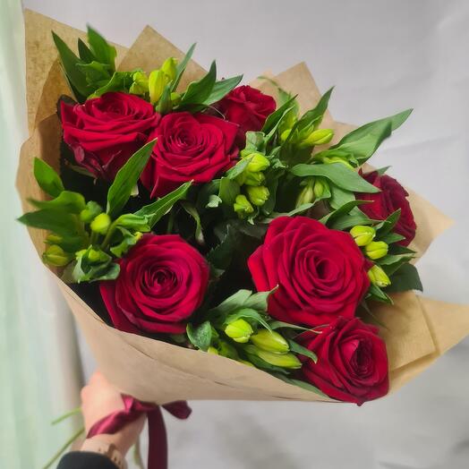 Букет из красных роз и белых альстромерий