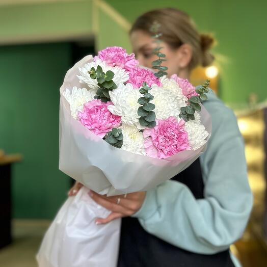 Букет-комплимент из кустовых белых хризантем и гвоздик с эвкалиптом