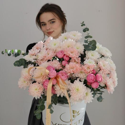 Сильвия Пинк и хризантемы в коробке