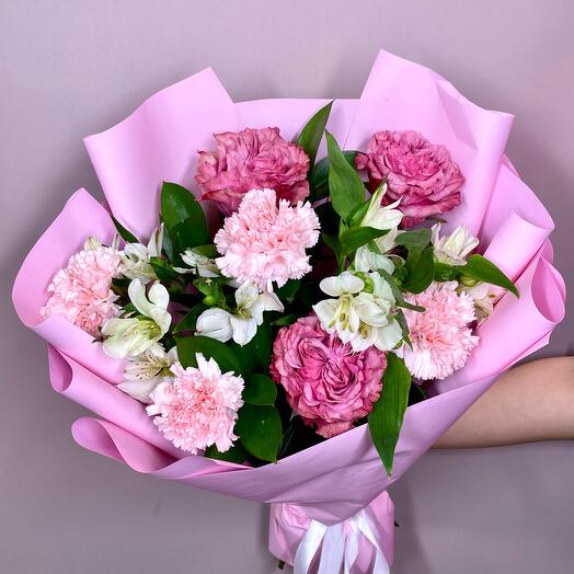 Bouquet of lace roses and diatuses