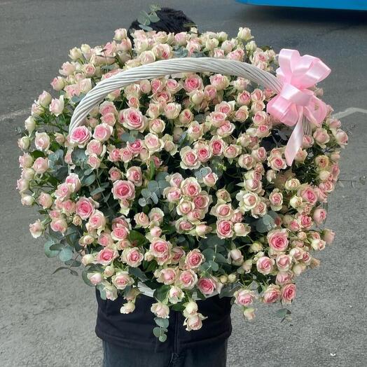 Корзина кустовых роз «розовый воздух»