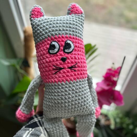 Кот розовый серый вязаная игрушка