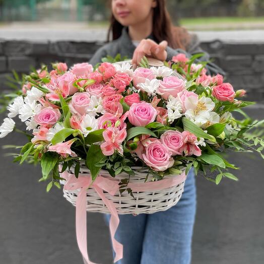 Корзина с цветами весны