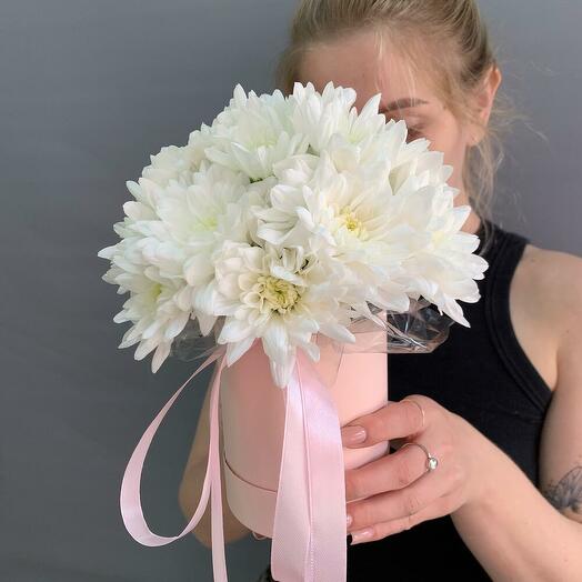 Hatbox with bush chrysanthemums
