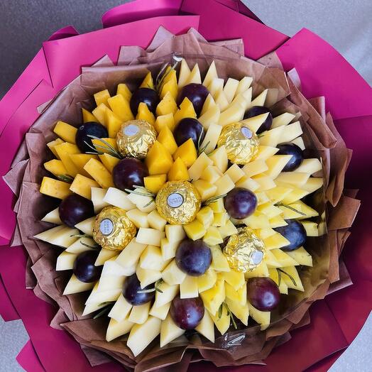 Съедобный букет из сыра, конфет Ferrerro Rocher и винограда "Четыре сыра"